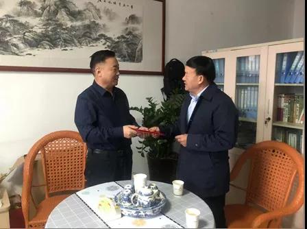 敦煌種業(yè)領導看望慰問公司老干部、老黨員及困難黨員職工