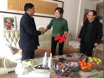 敦煌種業(yè)領導看望慰問公司老干部、老黨員及困難黨員職工