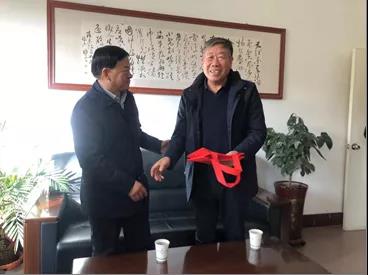 敦煌種業(yè)領導看望慰問公司老干部、老黨員及困難黨員職工