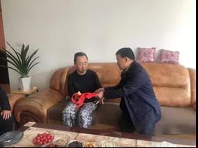 敦煌種業(yè)領導看望慰問公司老干部、老黨員及困難黨員職工