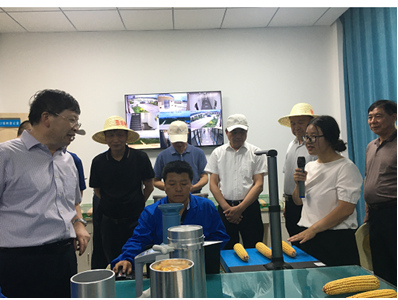 中國工程院“科技支撐甘肅綠洲農(nóng)業(yè)和玉米種業(yè)可持續(xù)發(fā)展”院士專家團(tuán)隊考察調(diào)研敦煌種業(yè)生物育種實(shí)驗基地